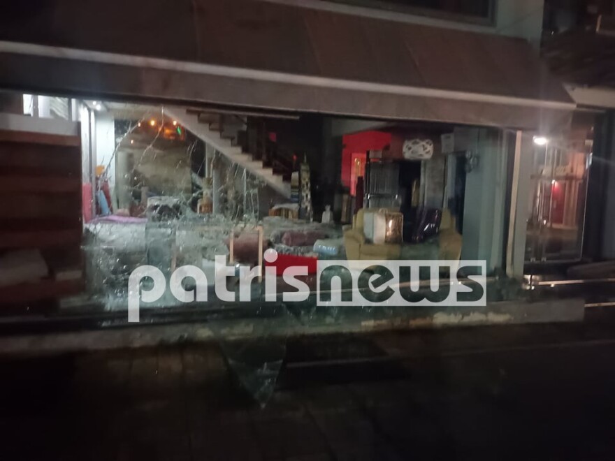 Τροχαίο στην Αμαλιάδα: Αυτοκίνητο διέλυσε βιτρίνα καταστήματος