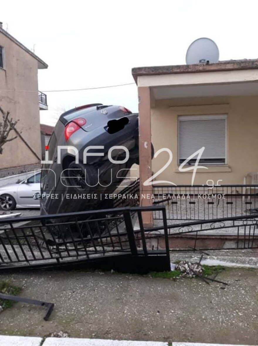 Τροχαίο στις Σέρρες: Αυτοκίνητο γκρέμισε φράχτη σπιτιού και σηκώθηκε στον αέρα 