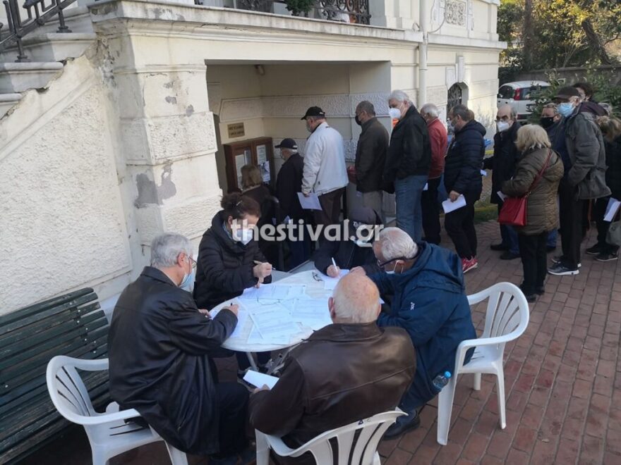 Εκλογές ΚΙΝΑΛ: Ουρές και στα εκλογικά κέντρα της Θεσσαλονίκης και της Πάτρας