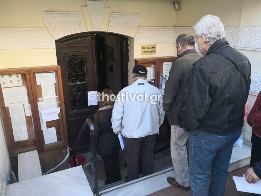 Εκλογές ΚΙΝΑΛ: Ουρές και στα εκλογικά κέντρα της Θεσσαλονίκης και της Πάτρας