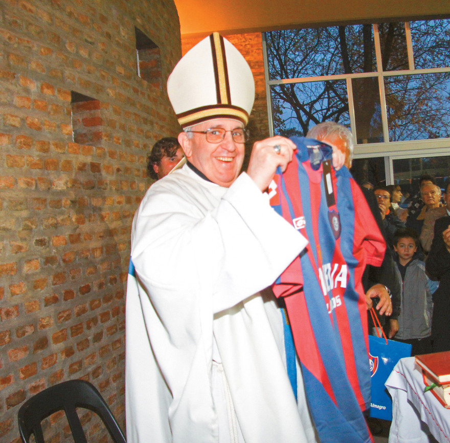 Η ιστορία της πολυτάραχης ζωής του Πάπα Φραγκίσκου που επισκέπτεται την Ελλάδα 