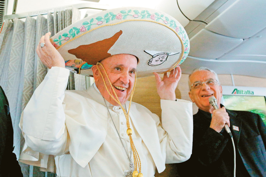 Η ιστορία της πολυτάραχης ζωής του Πάπα Φραγκίσκου που επισκέπτεται την Ελλάδα 