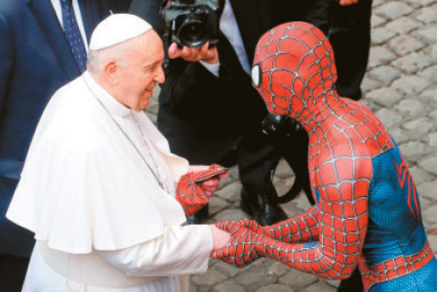 Η ιστορία της πολυτάραχης ζωής του Πάπα Φραγκίσκου που επισκέπτεται την Ελλάδα 