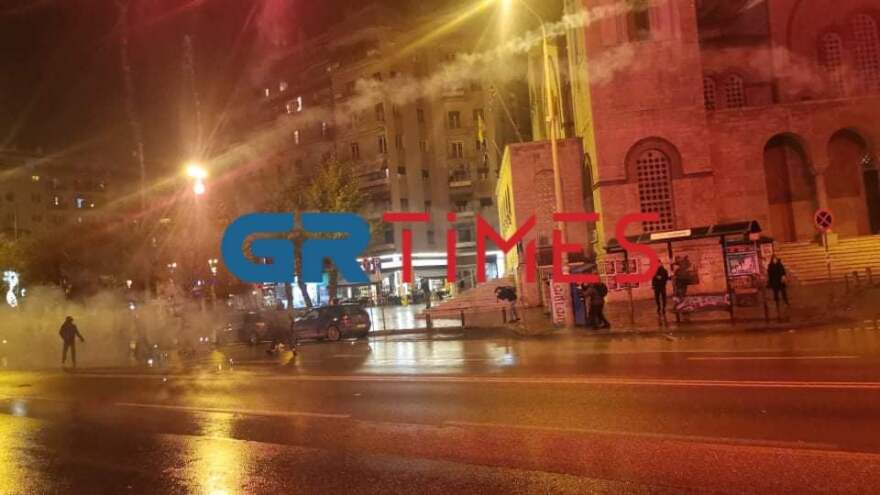 Δεκάδες προσαγωγές για τα επεισόδια στην πορεία για την επέτειο της δολοφονίας Γρηγορόπουλου στη Θεσσαλονίκη (βίντεο)