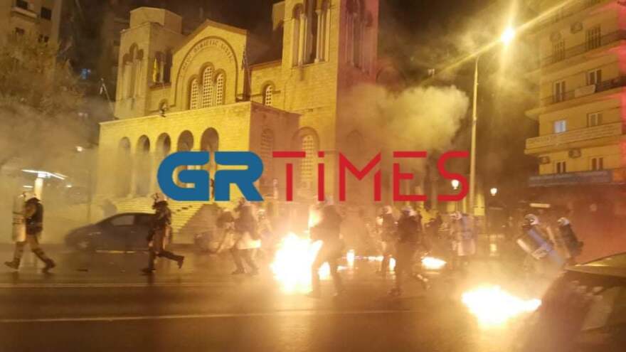 Δεκάδες προσαγωγές για τα επεισόδια στην πορεία για την επέτειο της δολοφονίας Γρηγορόπουλου στη Θεσσαλονίκη (βίντεο)