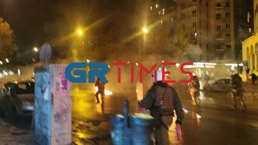 Δεκάδες προσαγωγές για τα επεισόδια στην πορεία για την επέτειο της δολοφονίας Γρηγορόπουλου στη Θεσσαλονίκη (βίντεο)