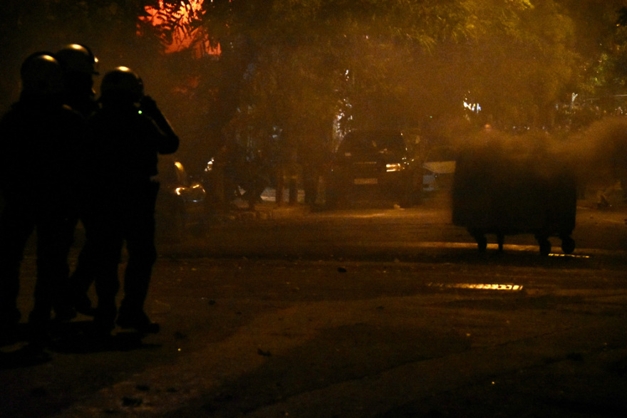 Επεισόδια με δακρυγόνα και χημικά σημειώθηκαν στα Εξάρχεια μετά την πορεία για τον Γρηγορόπουλο - Δείτε βίντεο