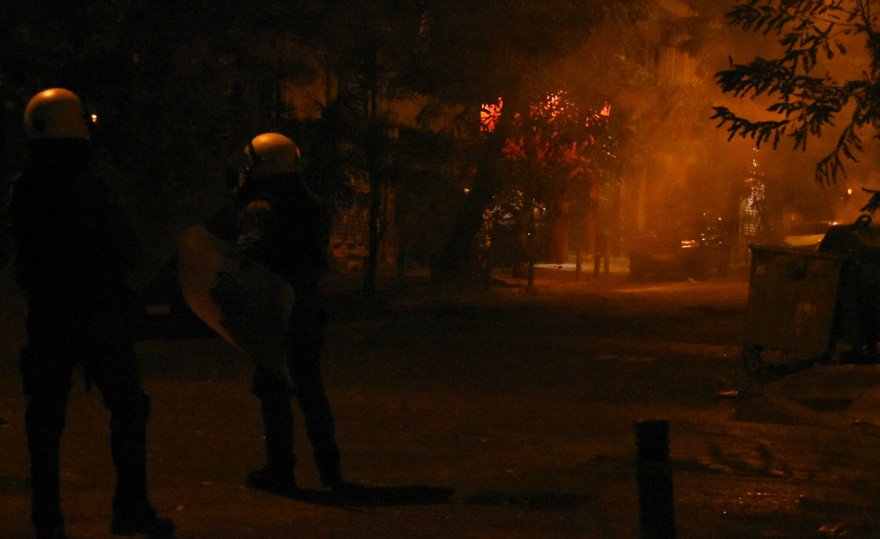 Επεισόδια με δακρυγόνα και χημικά σημειώθηκαν στα Εξάρχεια μετά την πορεία για τον Γρηγορόπουλο - Δείτε βίντεο