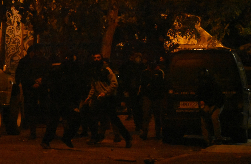 Επεισόδια με δακρυγόνα και χημικά σημειώθηκαν στα Εξάρχεια μετά την πορεία για τον Γρηγορόπουλο - Δείτε βίντεο