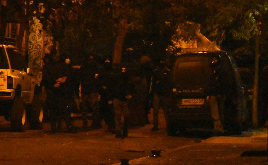 Επεισόδια με δακρυγόνα και χημικά σημειώθηκαν στα Εξάρχεια μετά την πορεία για τον Γρηγορόπουλο - Δείτε βίντεο