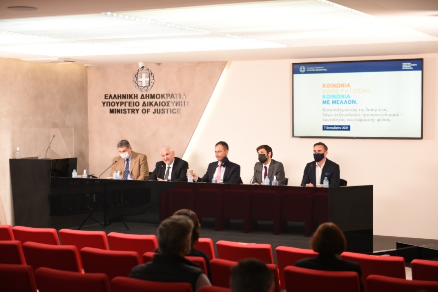 Καπουτζίδης σε εκδήλωση για τους ΛΟΑΤΚΙ: Δεν μου εξήγησαν ποτέ τι πειράζει να παίζω με κούκλες - Γιατί έχω λιγότερα δικαιώματα;