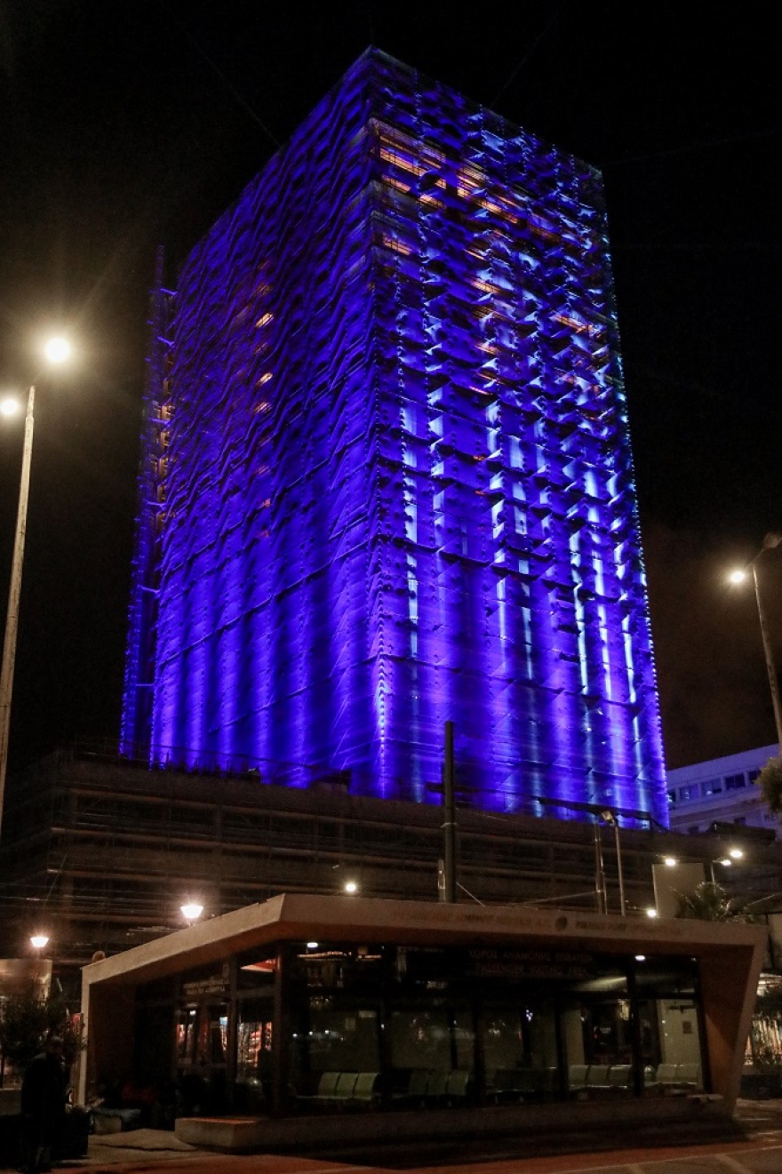 Εντυπωσιακές εικόνες: Ο Πύργος του Πειραιά φωτίστηκε για τα Χριστούγεννα