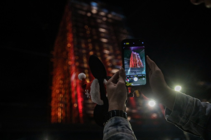 Εντυπωσιακές εικόνες: Ο Πύργος του Πειραιά φωτίστηκε για τα Χριστούγεννα