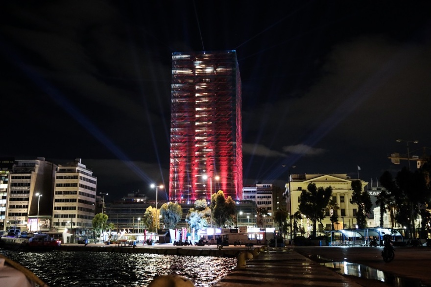 Εντυπωσιακές εικόνες: Ο Πύργος του Πειραιά φωτίστηκε για τα Χριστούγεννα