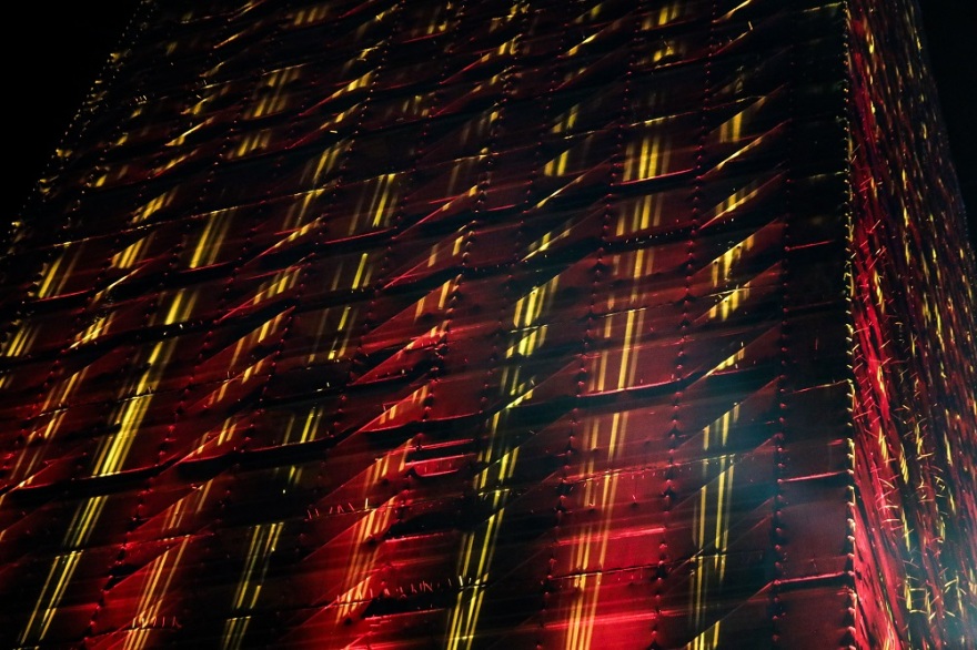 Εντυπωσιακές εικόνες: Ο Πύργος του Πειραιά φωτίστηκε για τα Χριστούγεννα