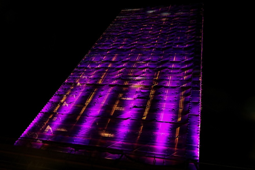 Εντυπωσιακές εικόνες: Ο Πύργος του Πειραιά φωτίστηκε για τα Χριστούγεννα