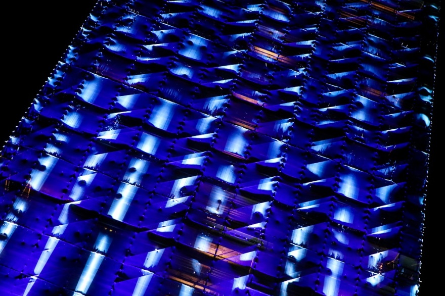 Εντυπωσιακές εικόνες: Ο Πύργος του Πειραιά φωτίστηκε για τα Χριστούγεννα