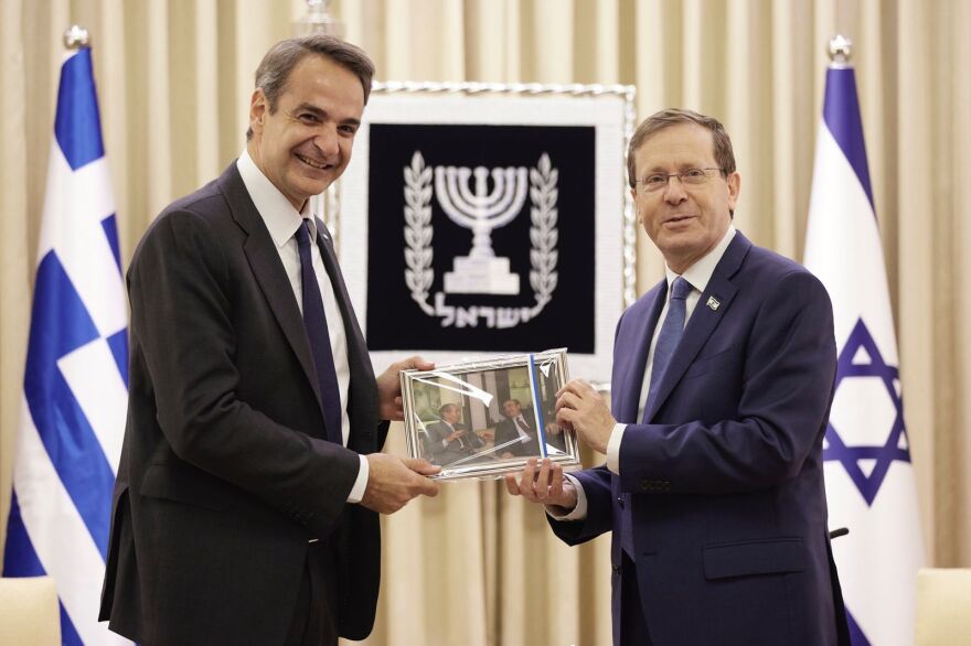 Συνάντηση Μητσοτάκη με Χέρτσογκ - Η φωτογραφία από τη συνάντηση των πατέρων τους το 1992