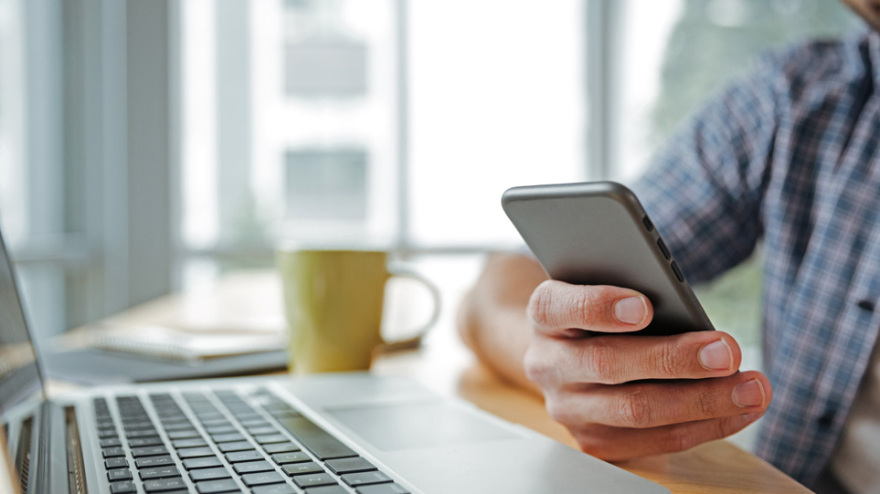 30 χρόνια κινητά: Από τις «μοτορόλες» στα iPhones και οι κολοσσοί που έσβησαν