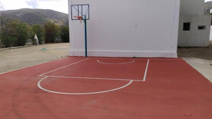 Νάξος: Τοποθέτησαν μπασκέτα σε λάθος σημείο και έγινε… viral