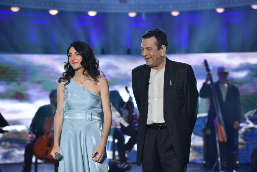 «Σπίτι με το MEGA»: Ο Σταμάτης Σπανουδάκης μας θυμίζει τις μελωδίες του, τις άφθαρτες στον χρόνο