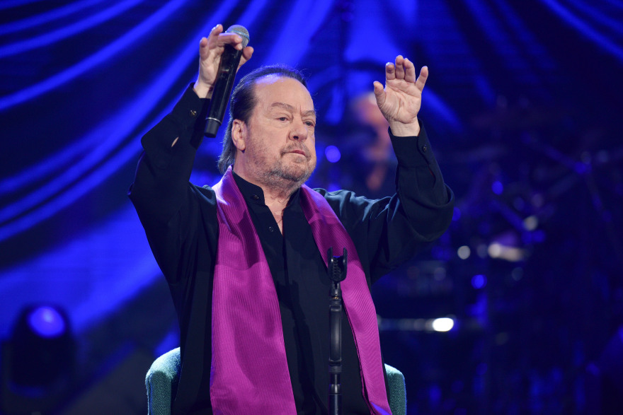 «Σπίτι με το MEGA»: Ο Σταμάτης Σπανουδάκης μας θυμίζει τις μελωδίες του, τις άφθαρτες στον χρόνο