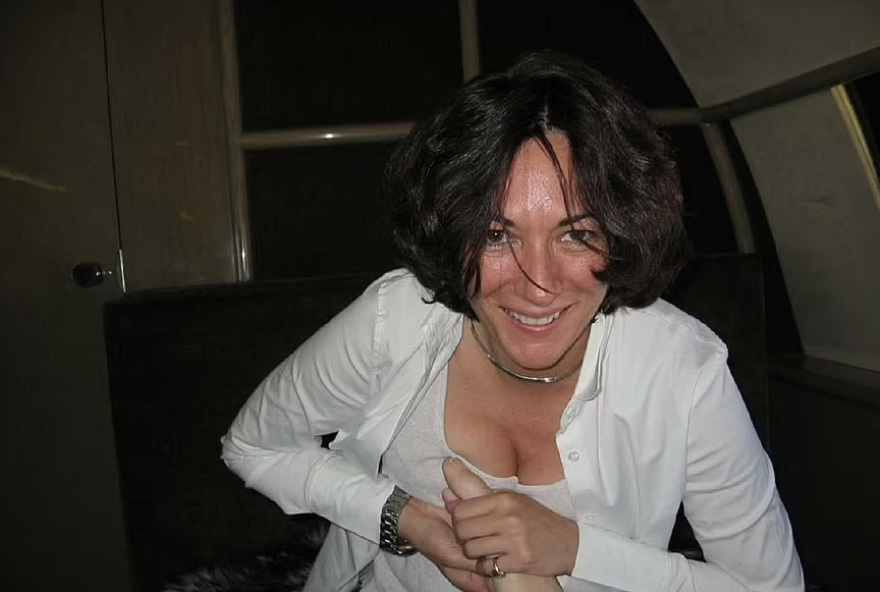 «Ποιος πήγε τον Έπσταϊν και τη Μάξγουελ στο κάστρο της Ελισάβετ;», νέες φωτογραφίες προκαλούν τριγμούς στο παλάτι