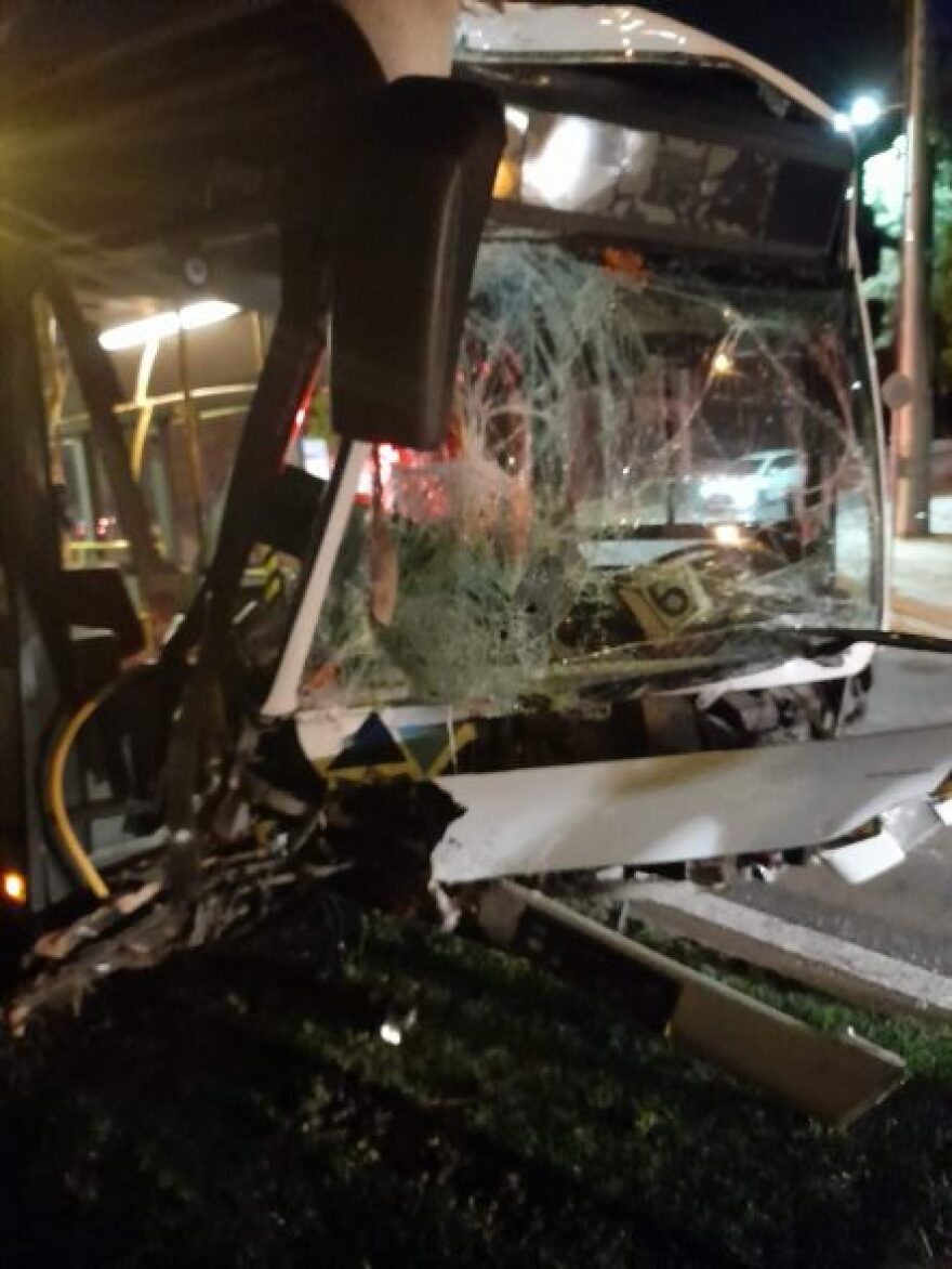 Τροχαίο στην παραλιακή: Λεωφορείο διαλύθηκε όταν έπεσε πάνω σε φοίνικες