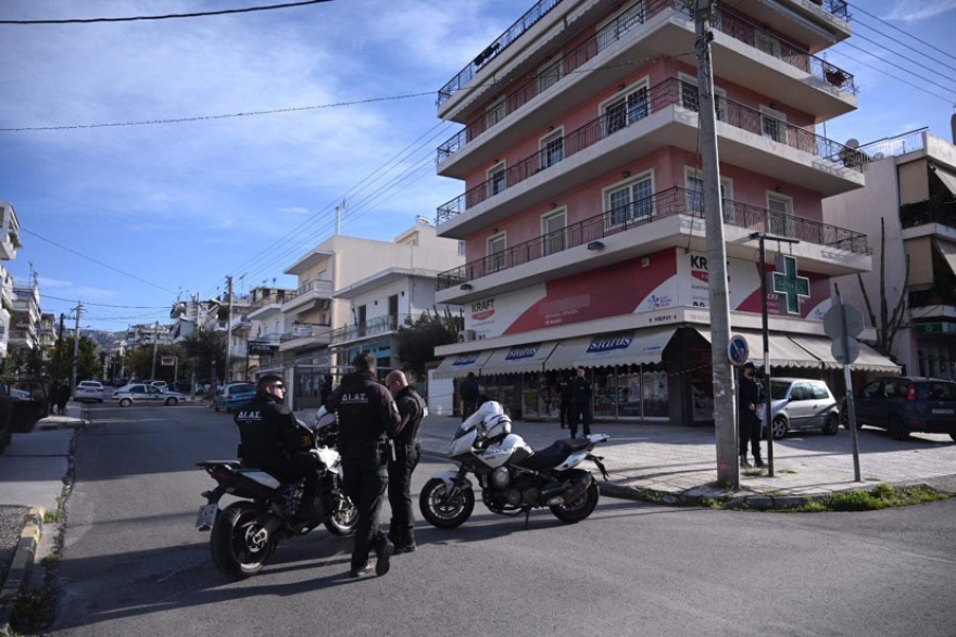 Δολοφονία στη Γλυφάδα: Σκότωσε τον σύντροφο της μητέρας του και παραδόθηκε στην αστυνομία