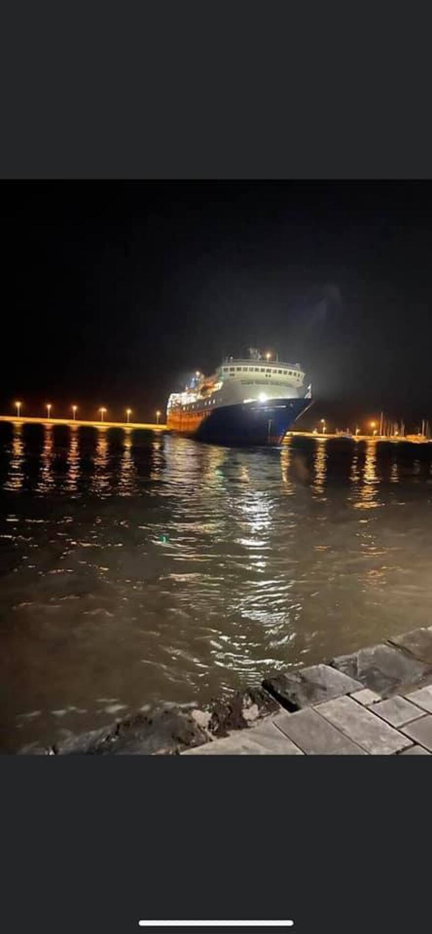 Στα αβαθή στο λιμάνι του Γυθείου «κόλλησε» το  πλοίο «Aqua Jewel»