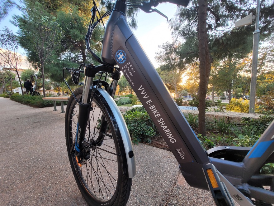 Παρουσιάστηκαν τα νέα κοινόχρηστα ηλεκτρικά ποδήλατα του Δήμου Βάρης Βούλας Βουλιαγμένης