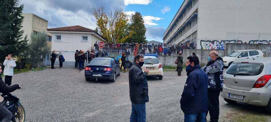 Αδιανόητο περιστατικό στην Πιερία: Οι «θεματοφύλακες του Συντάγματος» πέρασαν χειροπέδες σε διευθυντή Γυμνασίου!