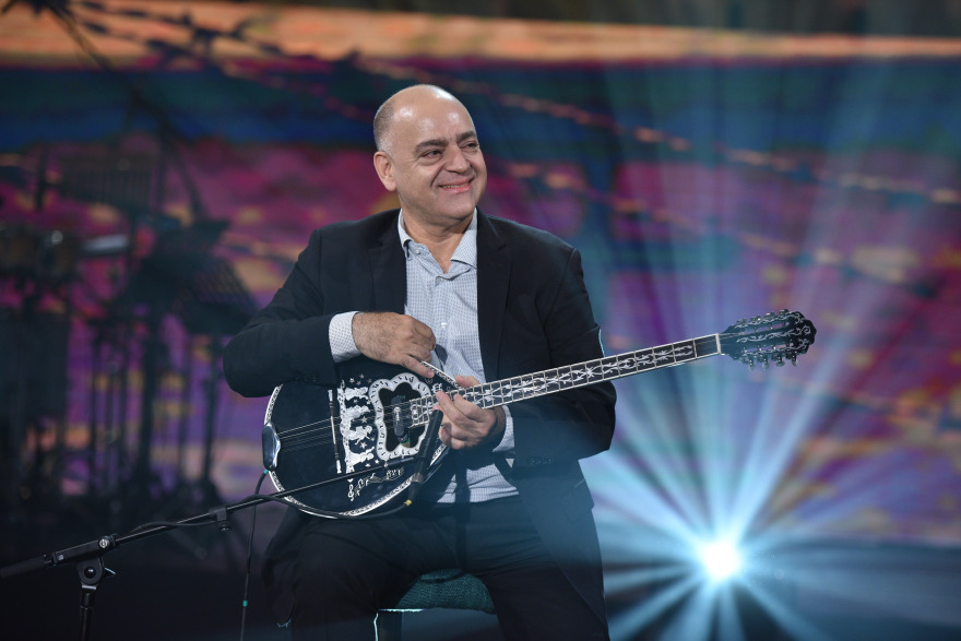 Ο Σταμάτης Σπανουδάκης παρουσιάζει διαχρονικές επιτυχίες του στο «Σπίτι με το MEGA»