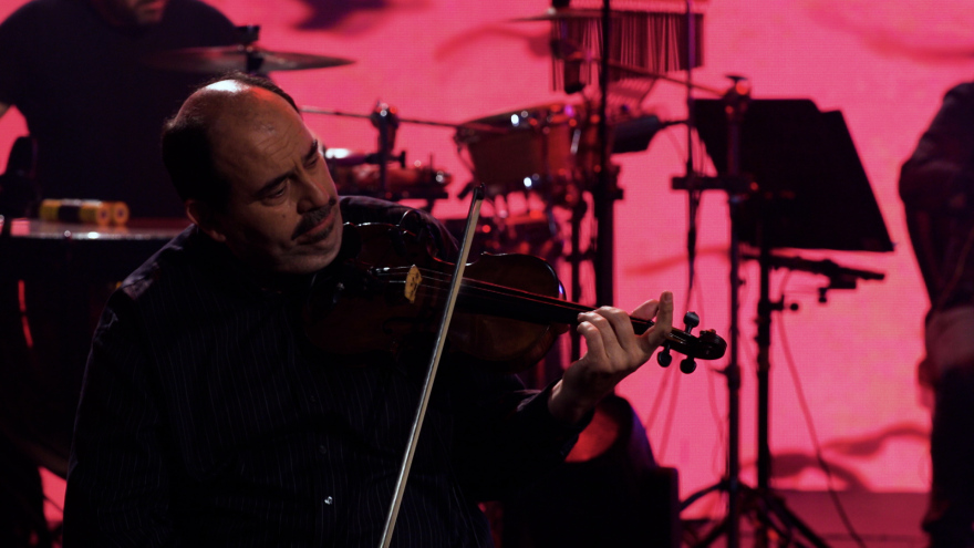 Ο Σταμάτης Σπανουδάκης παρουσιάζει διαχρονικές επιτυχίες του στο «Σπίτι με το MEGA»