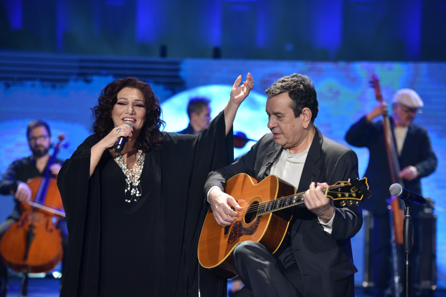 Ο Σταμάτης Σπανουδάκης παρουσιάζει διαχρονικές επιτυχίες του στο «Σπίτι με το MEGA»