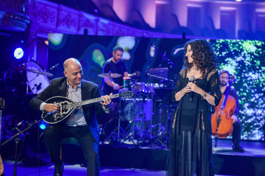 Ο Σταμάτης Σπανουδάκης παρουσιάζει διαχρονικές επιτυχίες του στο «Σπίτι με το MEGA»