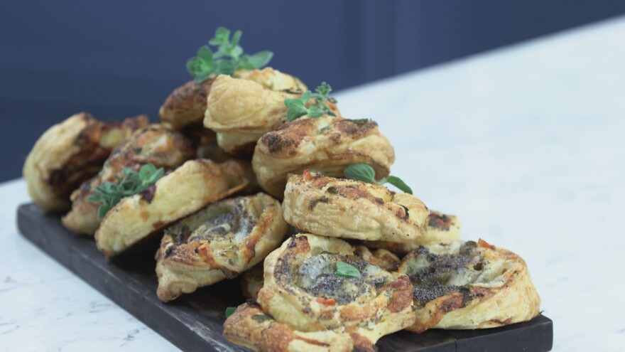 «Kitchen Lab»: Ο Άκης Πετρετζίκης προτείνει εναλλακτικές συνταγές για το χριστουγεννιάτικο τραπέζι