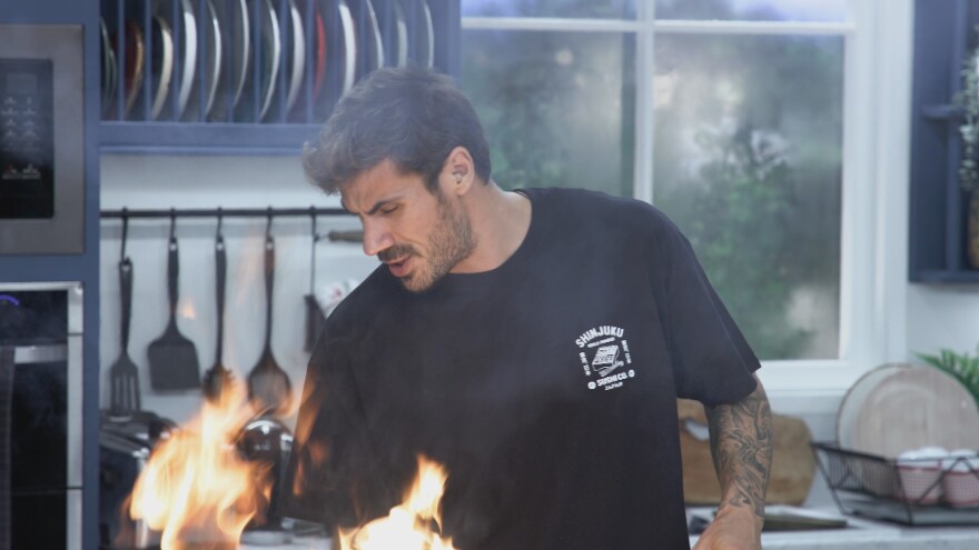 «Kitchen Lab»: Ο Άκης Πετρετζίκης προτείνει εναλλακτικές συνταγές για το χριστουγεννιάτικο τραπέζι