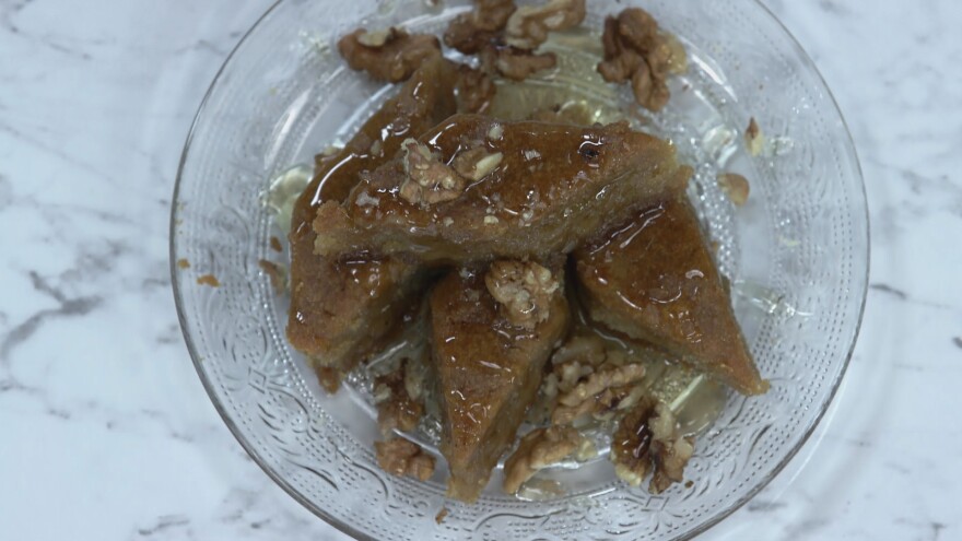 «Kitchen Lab»: Ο Άκης Πετρετζίκης προτείνει εναλλακτικές συνταγές για το χριστουγεννιάτικο τραπέζι