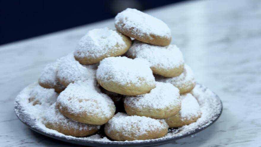 «Kitchen Lab»: Ο Άκης Πετρετζίκης προτείνει εναλλακτικές συνταγές για το χριστουγεννιάτικο τραπέζι