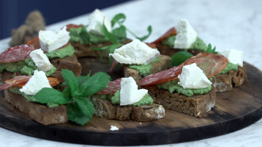 «Kitchen Lab»: Ο Άκης Πετρετζίκης προτείνει εναλλακτικές συνταγές για το χριστουγεννιάτικο τραπέζι