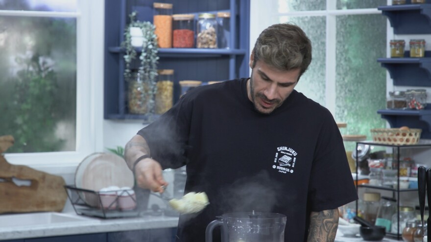 «Kitchen Lab»: Ο Άκης Πετρετζίκης προτείνει εναλλακτικές συνταγές για το χριστουγεννιάτικο τραπέζι