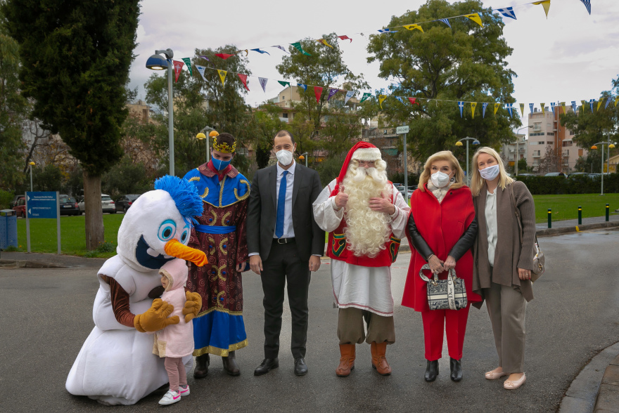 Ο αληθινός Άη Βασίλης από τη Φινλανδία στην Ογκολογική Μονάδα Παίδων