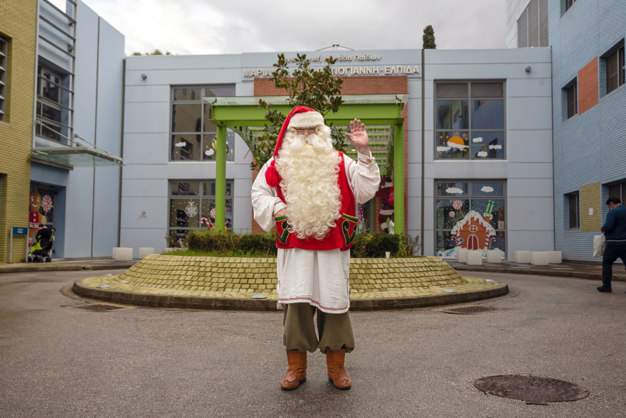 Ο αληθινός Άη Βασίλης από τη Φινλανδία στην Ογκολογική Μονάδα Παίδων