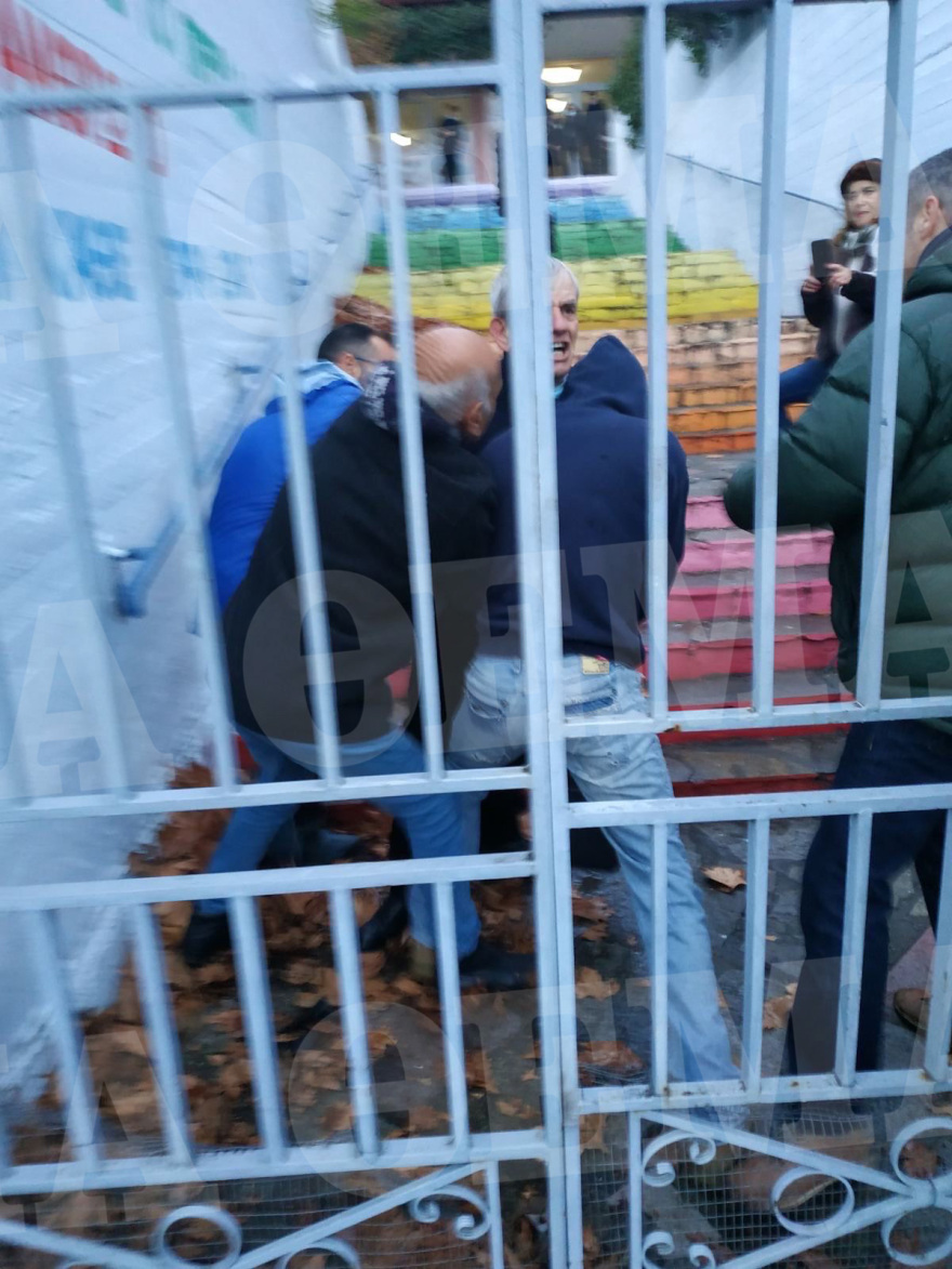 Πιερία: Οι «Θεματοφύλακες του Συντάγματος» επιτίθενται σε διευθυντή σχολείου - Δείτε φωτογραφίες