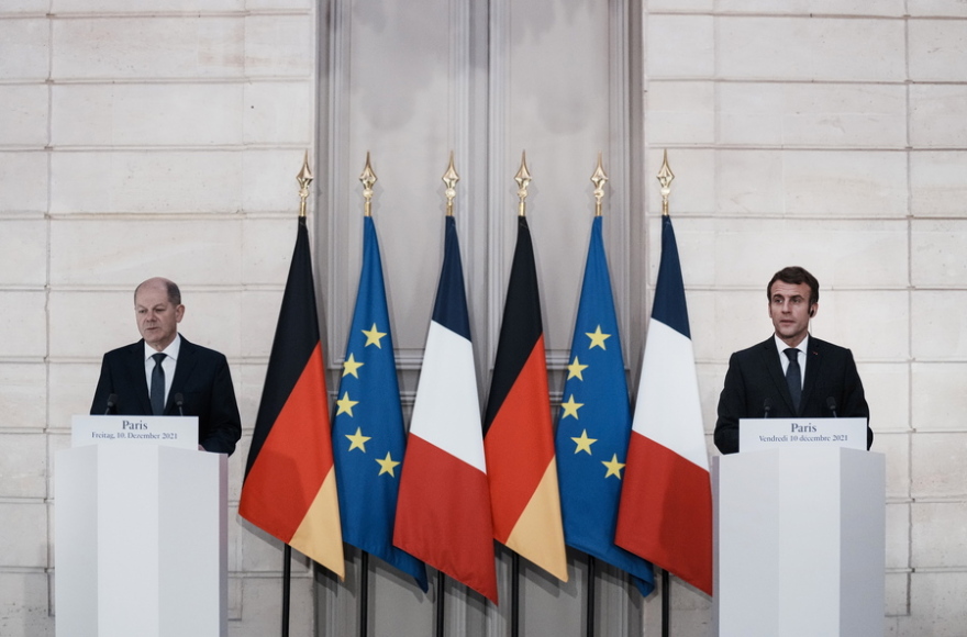 Ο Μακρόν καλωσόρισε τον «αγαπητό» Σολτς στο Παρίσι με στόχο να βρεθεί κοινό έδαφος