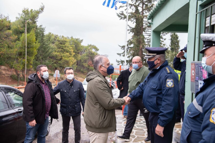 Τάκης Θεοδωρικάκος: Βράβευσε τους εθελοντές αστυνομικούς για την προστασία του Υμηττού