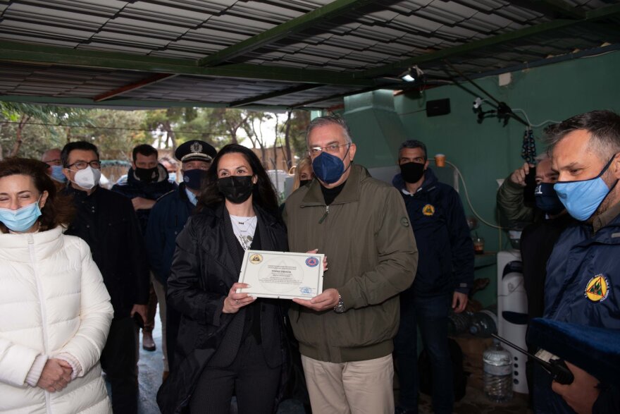 Τάκης Θεοδωρικάκος: Βράβευσε τους εθελοντές αστυνομικούς για την προστασία του Υμηττού