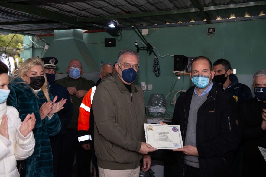 Τάκης Θεοδωρικάκος: Βράβευσε τους εθελοντές αστυνομικούς για την προστασία του Υμηττού