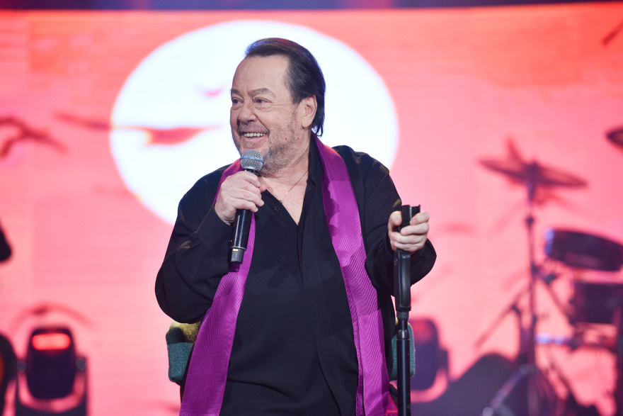 Ο Σταμάτης Σπανουδάκης παρουσιάζει διαχρονικές επιτυχίες του στο «Σπίτι με το MEGA»